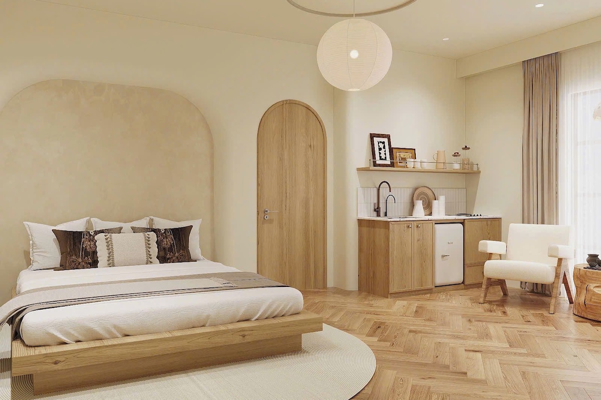 Een moderne slaapkamer met een bed, nachtkastje en een inbouwkast.