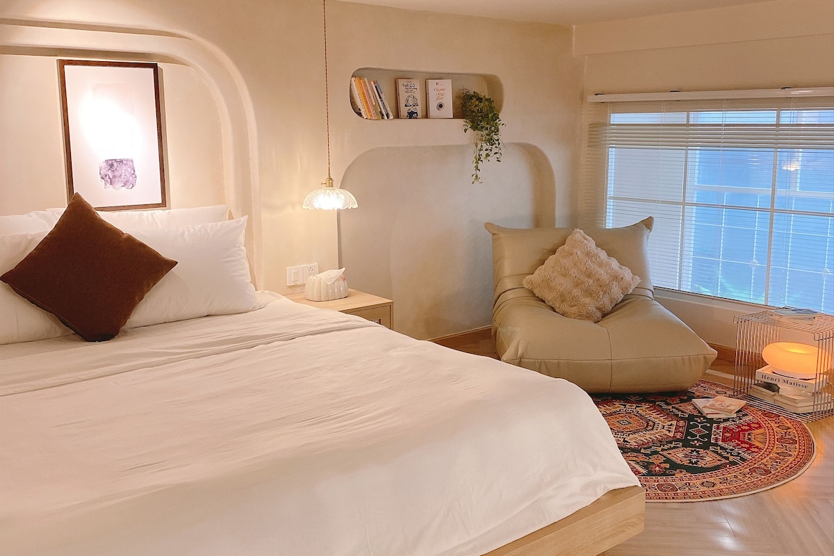 Luxe maisonnette, uitzicht op stad | Een kluis op de kamer, een bureau, verduisterende gordijnen