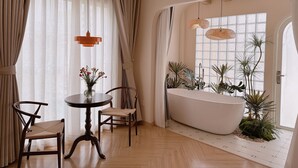 Sviitti, kaupunkinäköala | Kylpyhuone | Ilmaiset hygieniatuotteet, hiustenkuivaaja, tohvelit, pyyhkeet