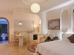 Luxe suite, uitzicht op stad | Een kluis op de kamer, een bureau, verduisterende gordijnen