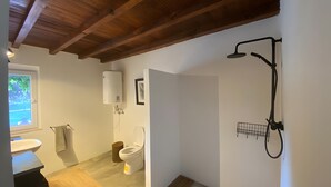 A bathroom with a shower, toilet, and sink. - Country House 'Monte Do Campaniço' with Mountain View, Private Pool and Wi-Fi (Tanganheira)