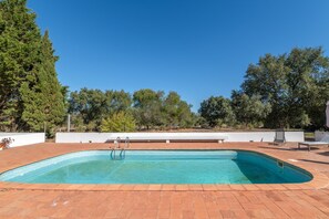 A rectangular swimming pool with a tiled edge, surrounded by a brick deck. - Country House 'Monte do Campaniço' between mountains and sea, Private Pool and Wi-Fi (Tanganheira)
