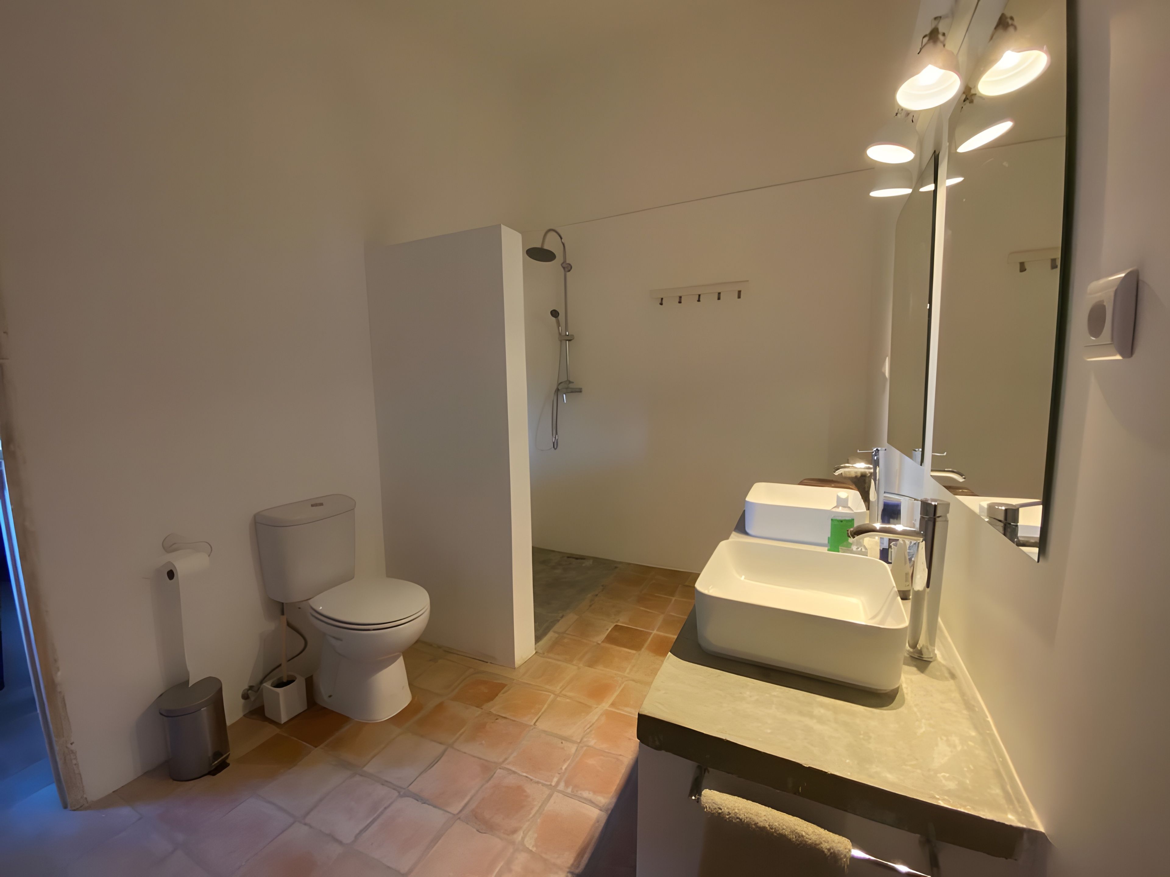 Ein Badezimmer mit Toilette, Bidet und Waschbecken.