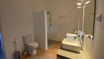 Ein Badezimmer mit Toilette, Bidet und Waschbecken.