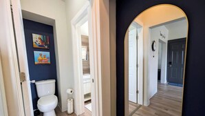 Un baño con inodoro, lavabo y espejo.