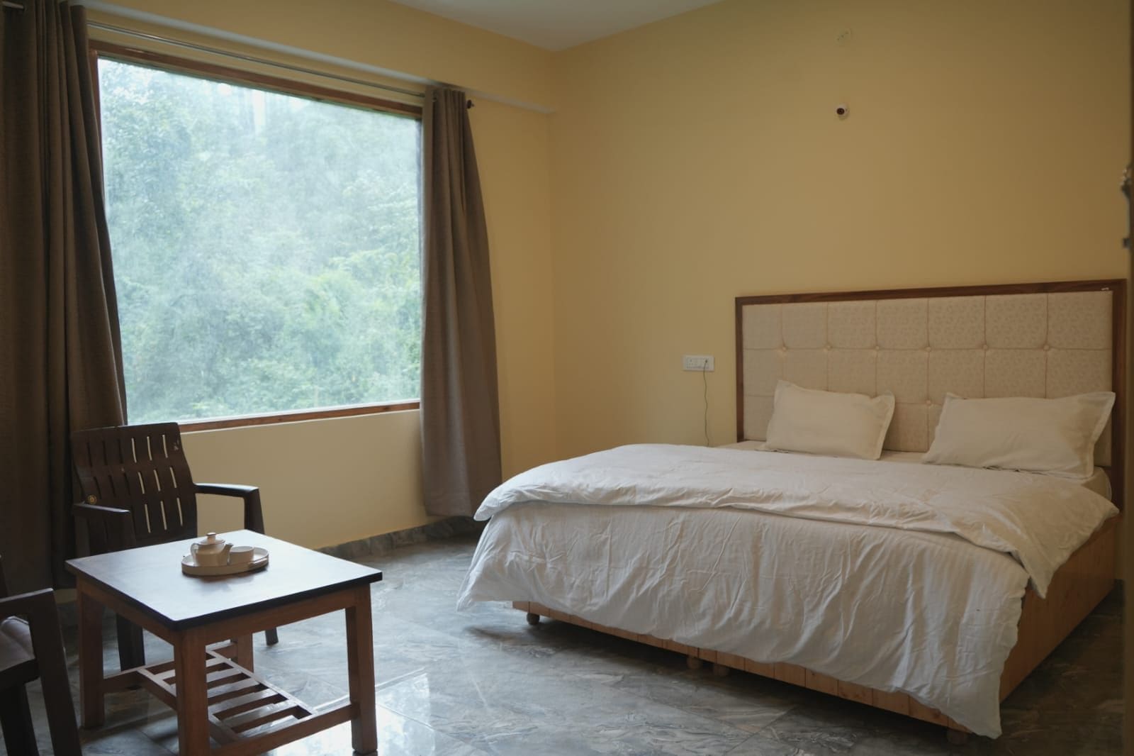 Ein Schlafzimmer mit Bett, Tisch und Stuhl.