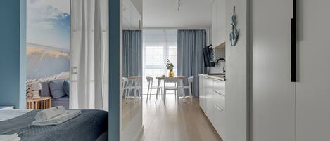 Deluxe Studio Suite, Courtyard View | Premium bedding, iron/ironing board, WiFi (free), bed sheets