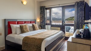 Quarto casal básico, vista para a montanha