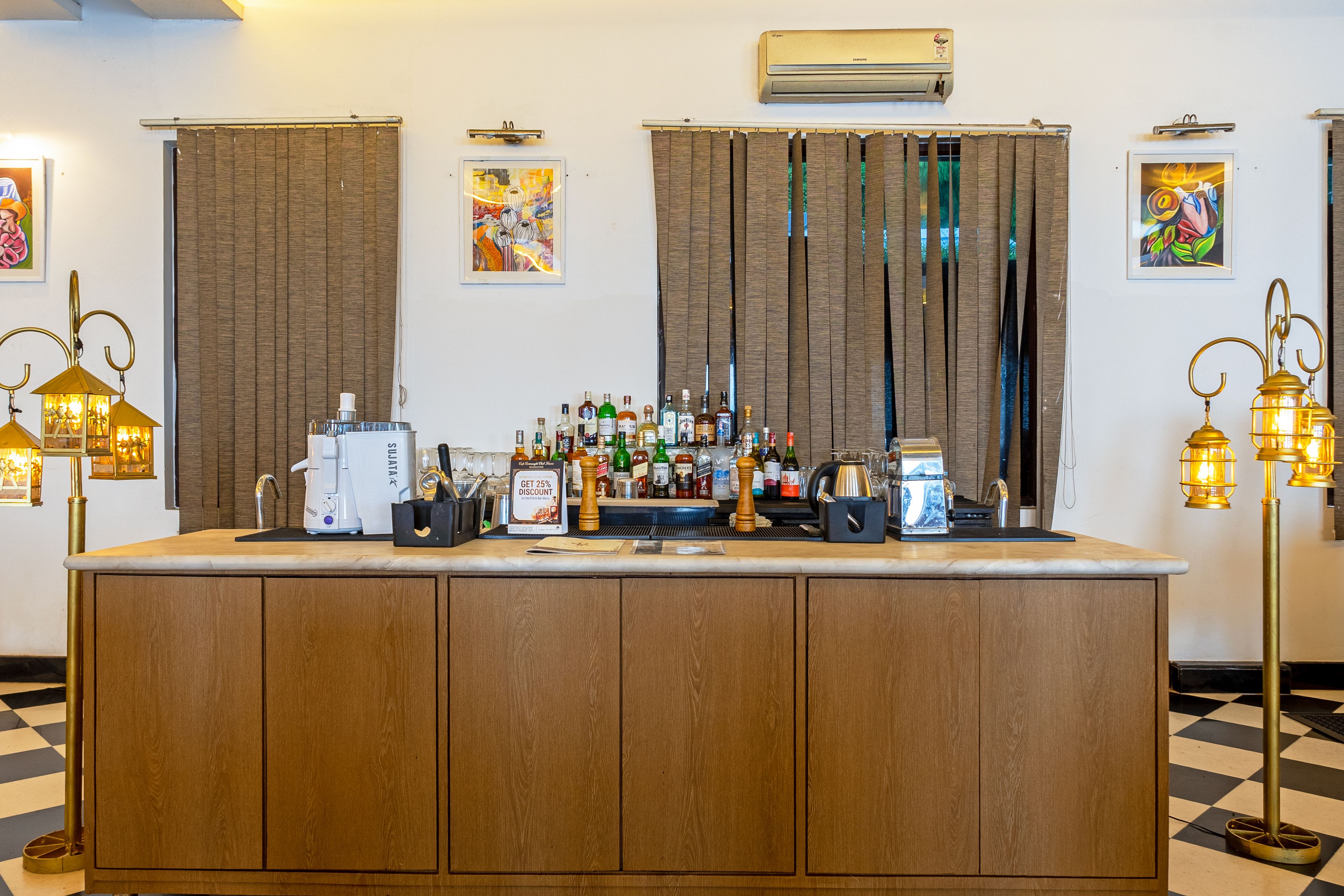Un espace bar équipé d’une machine à café, de bouteilles et d’un panneau indiquant une réduction.