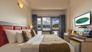 Quarto casal básico, vista para a montanha