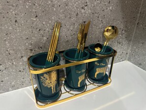 Drei behälter in Taubenblau mit goldfarbenen Henkeln und einem Goldrahmen, jedes mit einem Baumdesign und dem Text 'Twig Deer'.