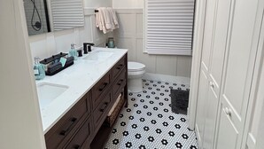Bathroom - The Cottage on Boundary (Aiken)