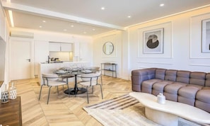 Unclassified image, 5 of 7, button - LUMINOUS RENOVATED CANNES APARTMENT NEAR THE PALAIS, BEACHES & RUE D'ANTIBES (Cannes)