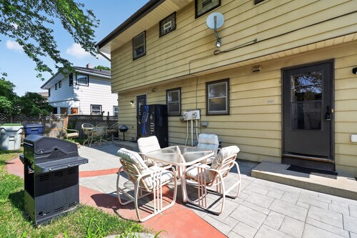 A Quiet Escape Minutes From Downtown Milwaukee 3 Bedroom Duplex