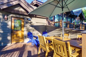 Eine Holzterrasse mit Sitzgelegenheiten im Freien und einem überdachten Bereich.
