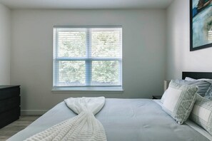 A bedroom with a bed, a window, a dresser, and a painting on the wall. - 4 Mi to Downtown Austin! Quiet & Quaint Home (Austin)