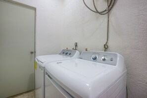 A laundry room with two front-loading washing machines and a water heater. - 3 Mi to Beach! Condo w/ Pool in Puerto Morelos (Puerto Morelos)