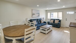 A living room with a dining table, two sofas, and a painting on the wall. - 1 Mi to Beach! Walkable Extended Base in Monterey (Monterey)