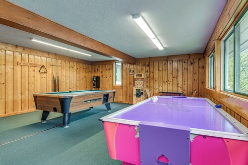 Stowe Ski, Bike & Hike Condo w/ Pools & Clubhouse