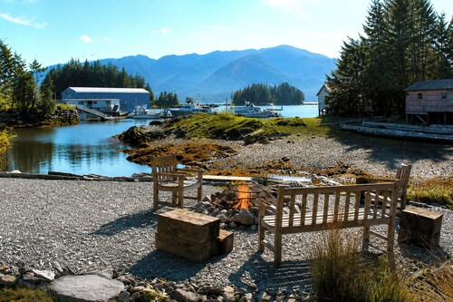 Beachfront Cottage Nearby Dock
