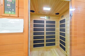 Un sauna avec des murs en bois et un ventilateur de plafond.