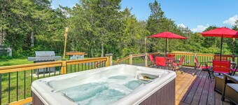 Private Hot Tub & Sauna! 4-acre Athens Oasis