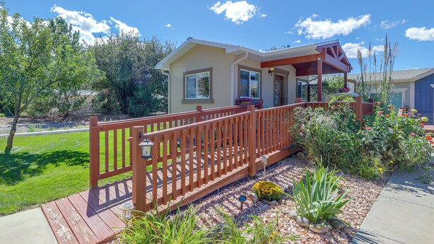 Front of property - The Cozy Country Orchard Cottage in Olathe! (Olathe)