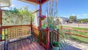 Interior - The Cozy Country Orchard Cottage in Olathe! (Olathe)