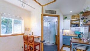 Interior - The Cozy Country Orchard Cottage in Olathe! (Olathe)