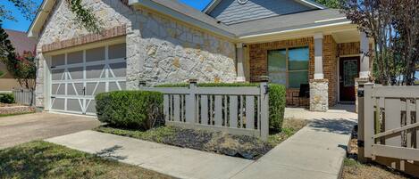 House (4 Bedrooms) | Front of property