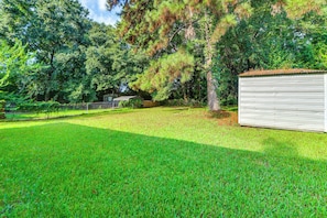 A well-maintained grassy yard with a metal shed and a tree. - 2 Mi to Csu, Lake Oliver & Airport! Home w/ Yard (Columbus)
