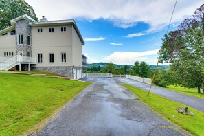 A large, two-story house with a stone facade and a covered porch. - Tri-cities Home Near Lakes & Bristol Speedway (Blountville)