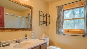 Towels, toilet paper - Big Brook Guest Apartment - A serene above garage apartment with full kitchen (Long Lake)