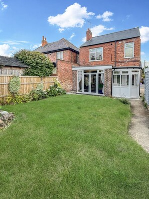 A two-story brick house with a fenced backyard and a covered patio area. - Sleeps 8 4 bed Heanor with Garden & Driveway (Heanor)