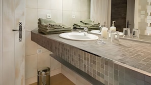 A modern bathroom with a large mirror, a sink, and a toilet. - La Ferme de Sophie - Josepha Room (Kleingœft)