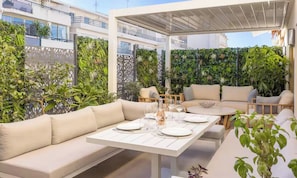 Outdoor dining - ELEGANT 2-BEDROOM CANNES HOME 50M FROM THE CROISETTE WITH 25M² TERRACE (Cannes)