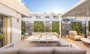Outdoor dining - ELEGANT 2-BEDROOM CANNES HOME 50M FROM THE CROISETTE WITH 25M² TERRACE (Cannes)