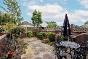 Outdoor dining - Horbury town, walkable to all amenities. (Horbury)