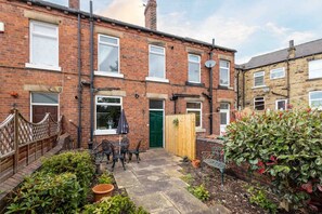 Outdoor dining - Horbury town, walkable to all amenities. (Horbury)