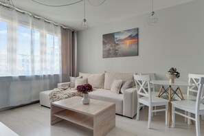 Una sala de estar moderna con un sofá, una mesa de centro y un comedor.