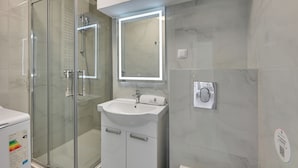 Căn hộ tiện nghi đơn giản, 1 phòng ngủ, ban công, quang cảnh sân vườn | Phòng tắm