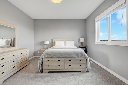 Westgate Duplex · Sleeps 12 · 5 Queen Beds · 2 Kitchens · Garage