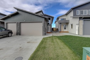 Exterior - Modern & Bright 3 bedroom 2 Bathrooms, 2 pullout Sofas (Grande Prairie)