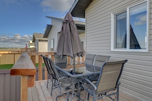 Outdoor dining - Modern & Bright 3 bedroom 2 Bathrooms, 2 pullout Sofas (Grande Prairie)