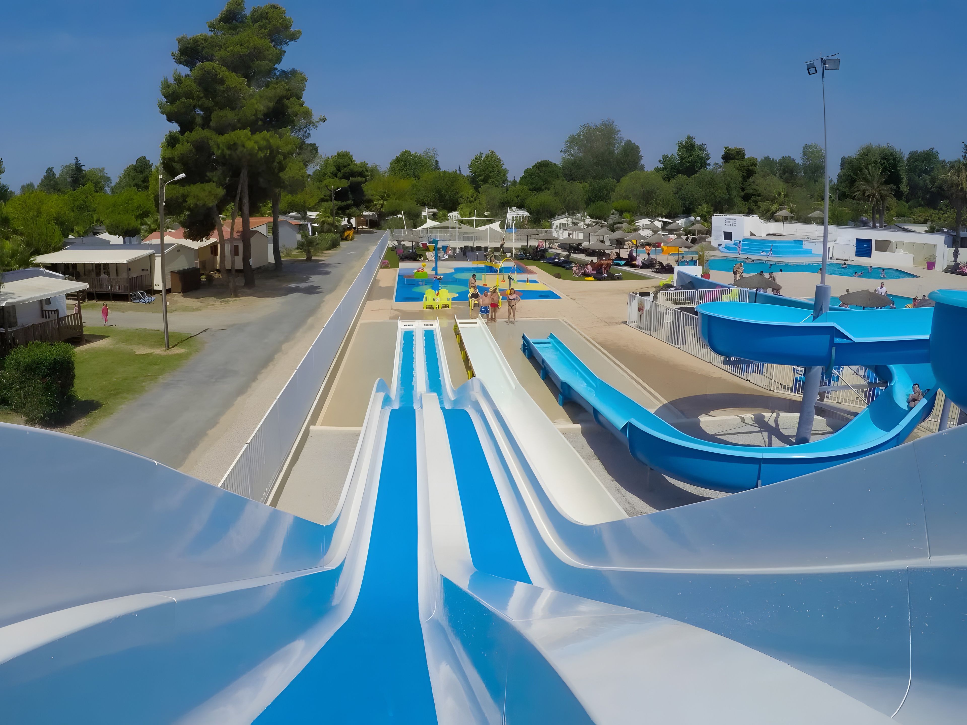 Un parc aquatique doté de nombreux toboggans et de plusieurs piscines.