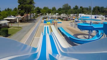 Un parc aquatique doté de nombreux toboggans et de plusieurs piscines.