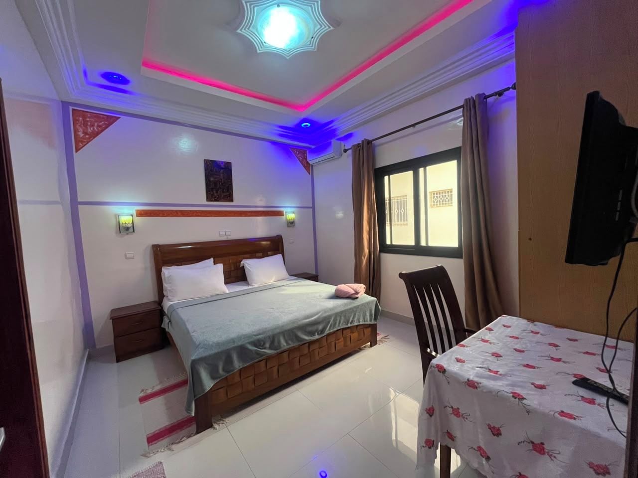 WiFi, bed sheets