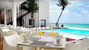 Outdoor dining - Piscina privada & Club de Playa (Playa del Carmen, QROO)