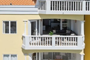 Ein zweistöckiges Gebäude mit einem Balkon im oberen Stockwerk.