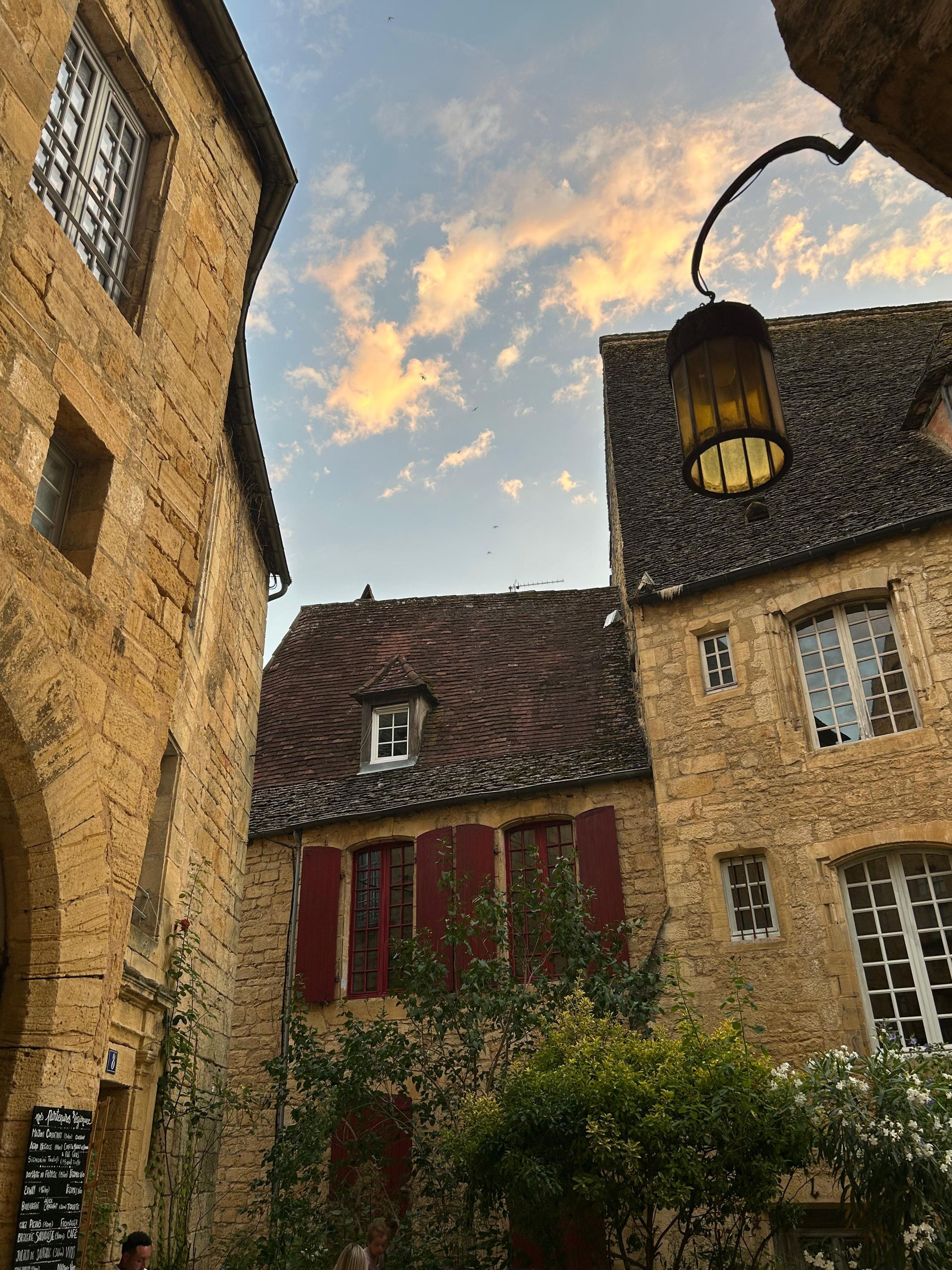 Ein Gebäude aus Stein mit traditionellem Design, das ein kleines Fenster und einen Glockenturm zeigt.